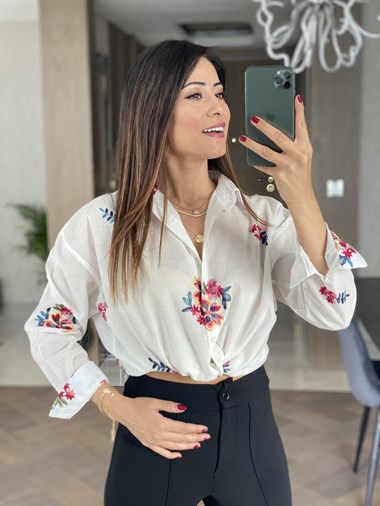 Beyaz Çiçek Nakışlı Keten Gömlek