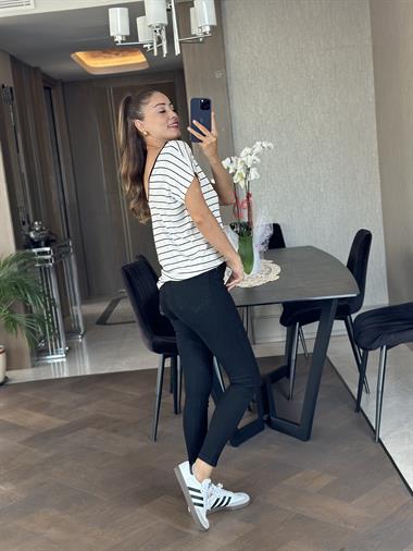 Beyaz Çizgili Ön Arka V Yaka Kısa Yarasa Kol Kadın T-Shirt