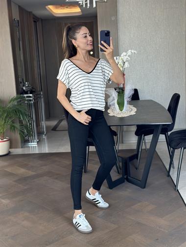 Beyaz Çizgili Ön Arka V Yaka Kısa Yarasa Kol Kadın T-Shirt