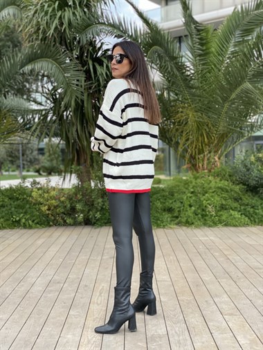 Beyaz Dik Yaka Çizgili Triko Kadın Kazak