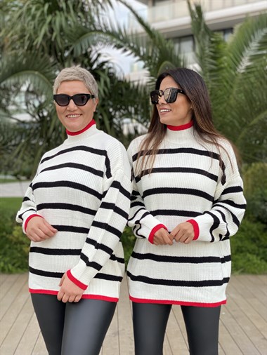 Beyaz Dik Yaka Çizgili Triko Kadın Kazak
