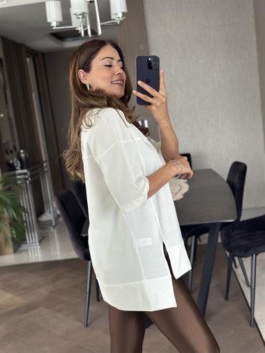 Beyaz Dikiş Detay Önü Çift Yırtmaçlı Kadın T-Shirt