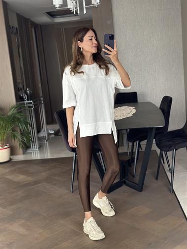 Beyaz Dikiş Detay Önü Çift Yırtmaçlı Kadın T-Shirt