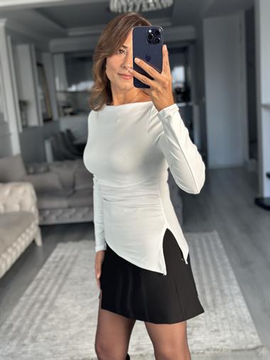 Beyaz Eteği Asimetrik Yırtmaçlı Kayık Yaka Uzun Kollu Kadın Bluz