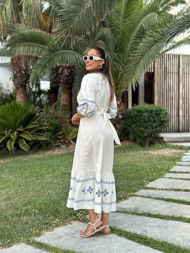 Beyaz Hakim Yaka Mavi Nakış İşlemeli Midi Boy Kadın Elbise