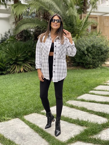 Beyaz İki Cepli Oversize Tüvit Kadın Gömlek