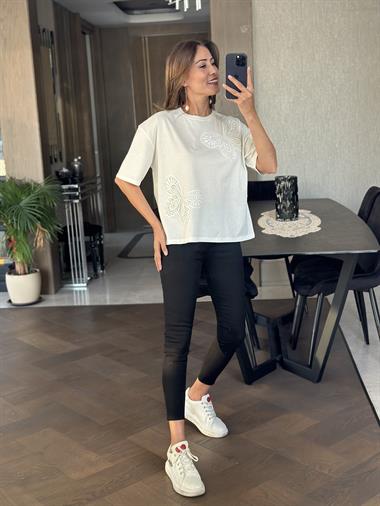 Beyaz İki Kelebek Güpür Detay Bisiklet Yaka Kadın T-shirt
