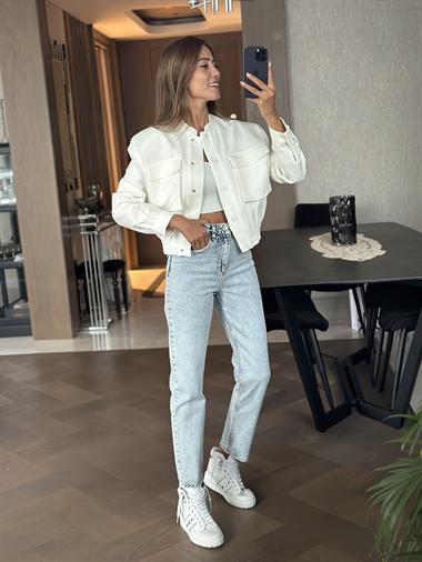 Beyaz İri Cepli Çıtçıt Düğmeli  Bomber Kadın Mont