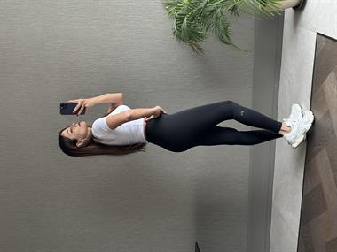 Beyaz Kabartma Logo Detaylı Kadın Crop T-Shirt 