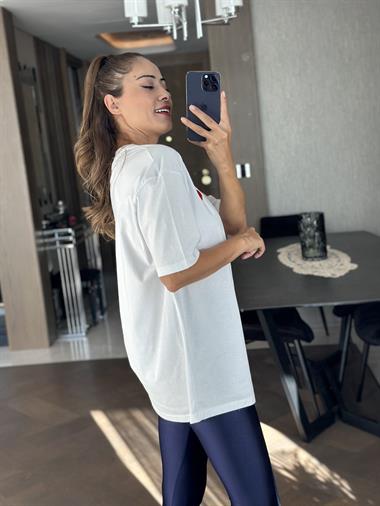 Beyaz Kalp İşlemeli Bisiklet Yaka Kadın T-Shirt