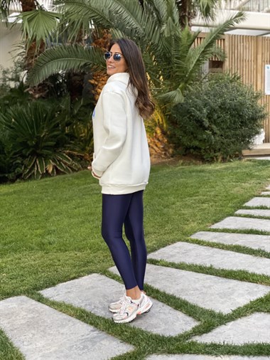 Beyaz Kapüşonlu Marka Baskılı Kadın Sweatshirt