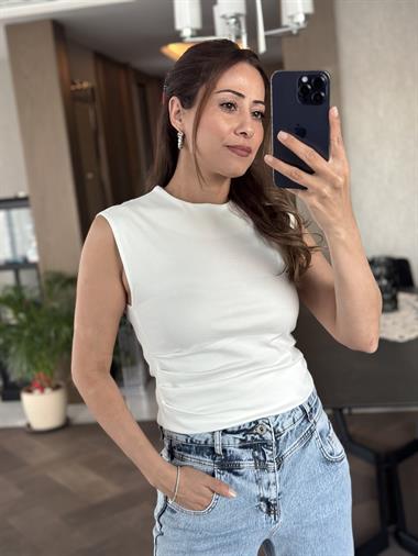 Beyaz Karol Arkası Düğmeli Tek Yanı Drapeli Sıfır Kol Kadın Bluz