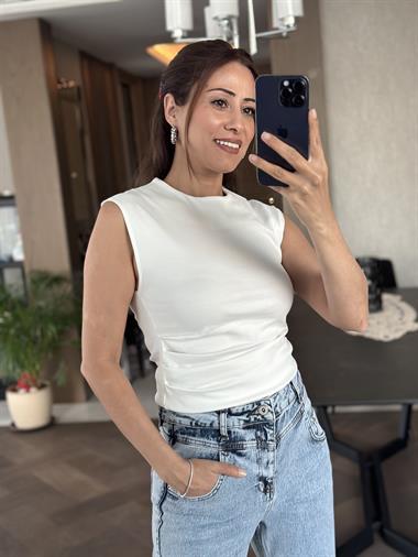 Beyaz Karol Arkası Düğmeli Tek Yanı Drapeli Sıfır Kol Kadın Bluz