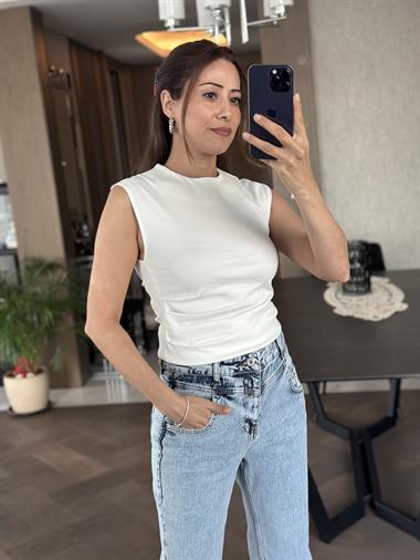 Beyaz Karol Arkası Düğmeli Tek Yanı Drapeli Sıfır Kol Kadın Bluz