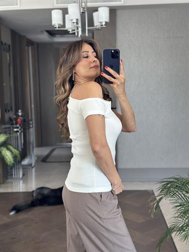 Beyaz Karol Kısa Kol Omzu Büzgülü Asimetrik Yaka Kadın Body