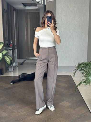 Beyaz Karol Kısa Kol Omzu Büzgülü Asimetrik Yaka Kadın Body