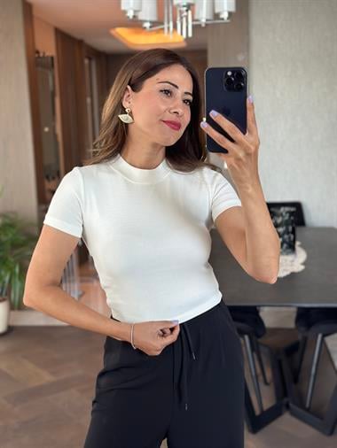 Beyaz Karol Kısa Kol Yakası Ribanalı Kadın Body