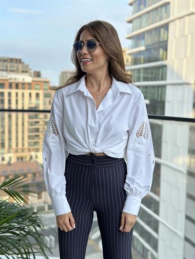Beyaz Kol İşlemeli Manşeti Taş Düğmeli Kadın Gömlek