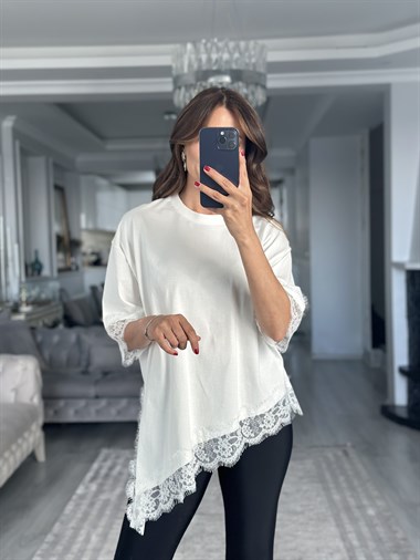 Beyaz Kolu Ve Eteği Dantelli Asimetrik Kadın T-Shirt
