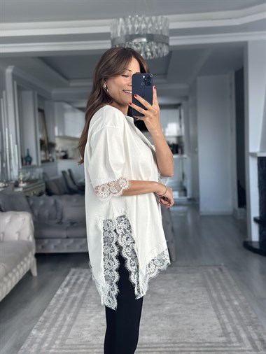 Beyaz Kolu Ve Eteği Dantelli Asimetrik Kadın T-Shirt