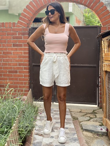 Beyaz Kuşaklı Fisto Şort