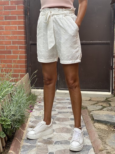Beyaz Kuşaklı Fisto Şort