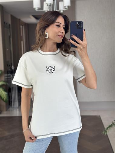 Beyaz Kare Nakış Detay Bisiklet Yaka Kadın T-Shirt