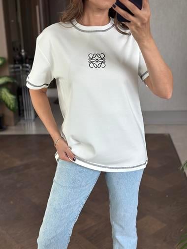 Beyaz Kare Nakış Detay Bisiklet Yaka Kadın T-Shirt