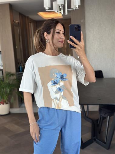 Beyaz Mavi Çiçek Baskılı Bisiklet Yaka Kadın T-Shirt