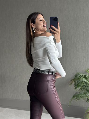 Beyaz Omzu Pileli  Madonna Yaka Uzun Kol Kadın Body