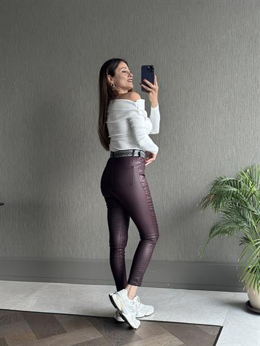 Beyaz Omzu Pileli  Madonna Yaka Uzun Kol Kadın Body