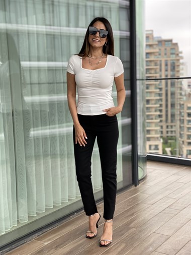 Beyaz  Önü Büzgülü Kısa Kol Body