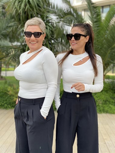 Beyaz Önü Dekolteli Fitilli Kaşkorse Kadın Bluz