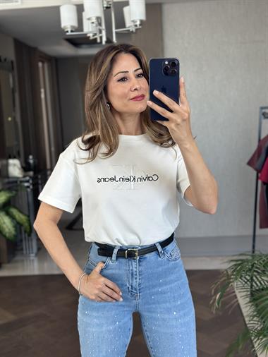 Beyaz Önü Kabartma Yazı Nakışlı Bisiklet Yaka Kısa Kol Kadın T-Shirt