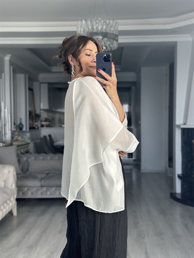 Beyaz Pelerin Uçuşan Kadın Bluz