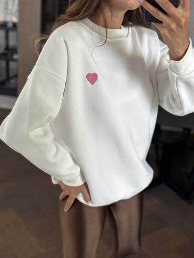 Beyaz Kalp İşlemeli Bisiklet Yaka Oversize Kadın Sweatshirt