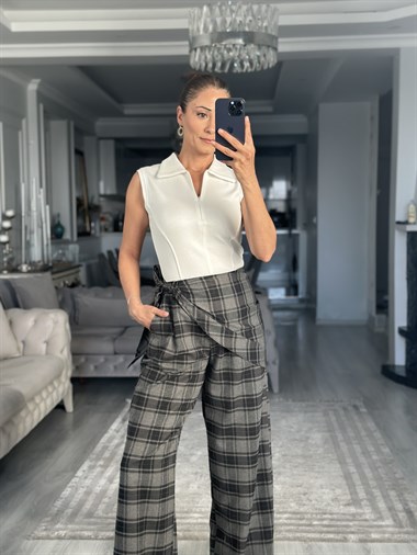 Beyaz Polo Yaka Fermuarlı Kolsuz Kadın Bluz