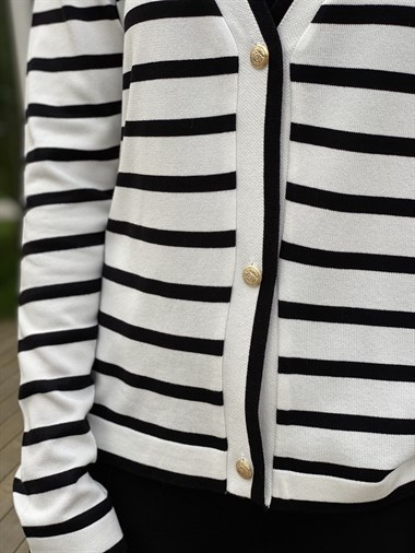 Beyaz Siyah Çizgili Gold Düğmeli Kadın Hırka 
