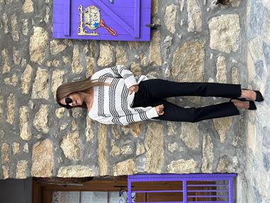 Beyaz Siyah İnce Çizgili Kayık Yaka Yanları Yırtmaçlı Triko Kadın Kazak