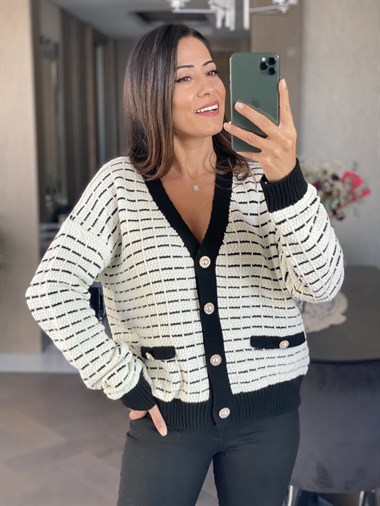 Beyaz Taş Düğmeli Pirinç Örgülü Çizgili Triko Kadın Hırka