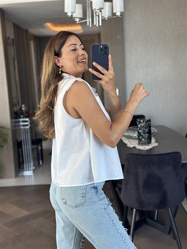 Beyaz Tek Cepli Vatkalı Yanları Yırtmaçlı Kadın Poplin Gömlek