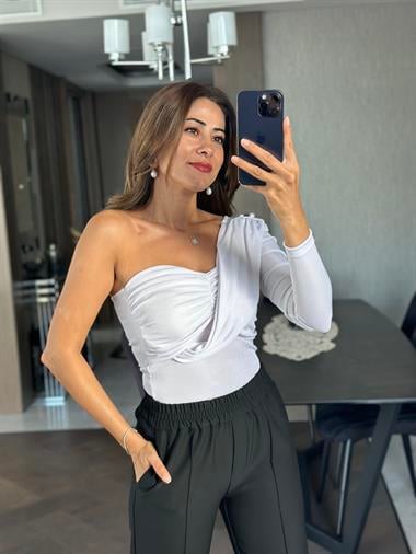 Beyaz Tek Kol Önü Drape Detaylı Buzzy Kadın Bluz