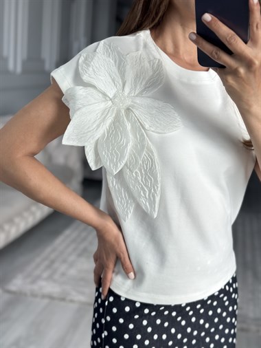 Beyaz Üç Boyut Çiçekli Kadın T-Shirt