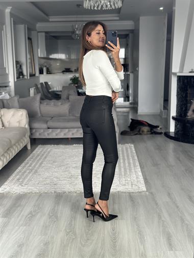 Beyaz Uzun Kol Yanları Büzgülü U Yaka Kadın Body