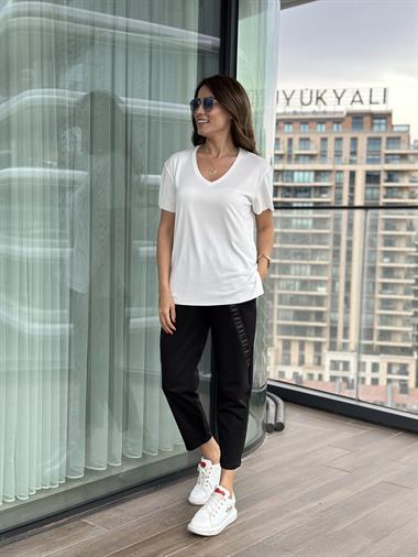 Beyaz V Yaka Yanları Yırtmaçlı Modal Kadın T-Shirt