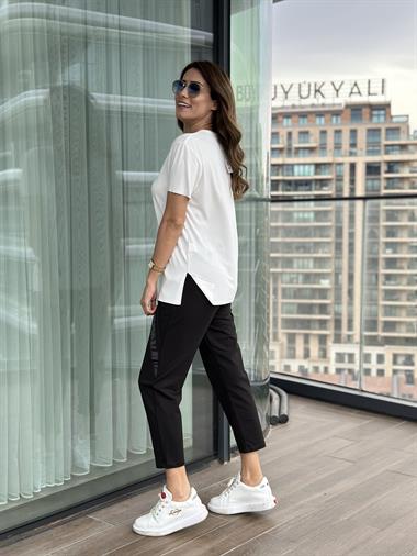 Beyaz V Yaka Yanları Yırtmaçlı Modal Kadın T-Shirt