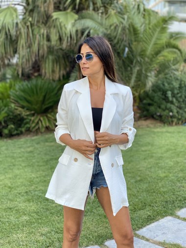 Beyaz Vatkalı Dört Düğmeli Keten Aerobin Kadın Ceket