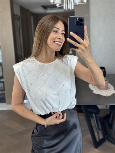 Beyaz Vatkalı Önü Zincirli Bisiklet Yaka Kadın T-Shirt