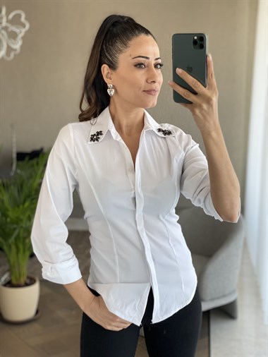 Beyaz Yakası Boncuk İşlemeli Likralı Poplin Gömlek