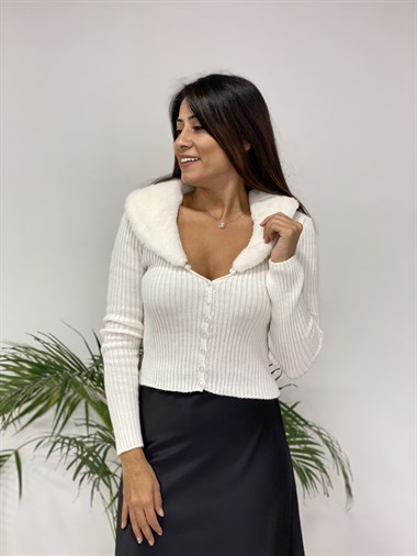Beyaz Yakası Peluş Önü Düğmeli Fitilli Triko Hırka
